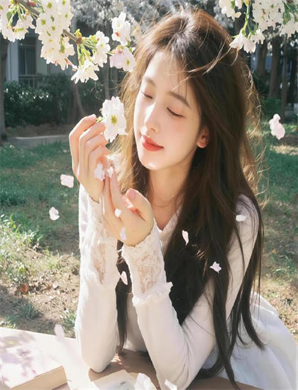 和女职员接吻的味道象征隐喻解析：符号意义与深层寓意探讨